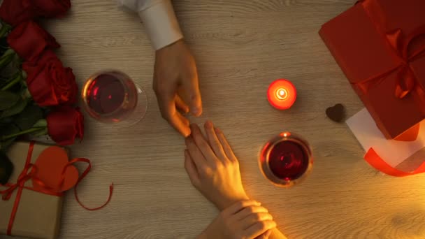Verliebtes Paar Händchen Haltend Beim Romantischen Abend Valentinstag Von Oben — Stockvideo