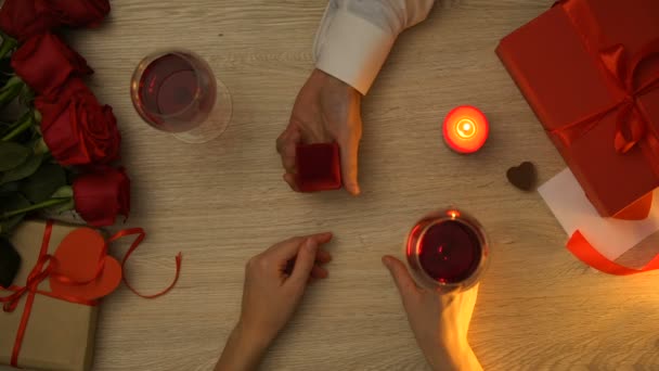 Mann Macht Seiner Freundin Beim Romantischen Abendessen Valentinstag Einen Heiratsantrag — Stockvideo