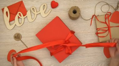 Eller Sevgililer giftbox kalp şeklinde çikolata şekerleme, sürpriz ile açma