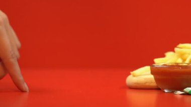 Kadının el daldırma patates kızartması salsa sos, lokanta combo, yakın çekim