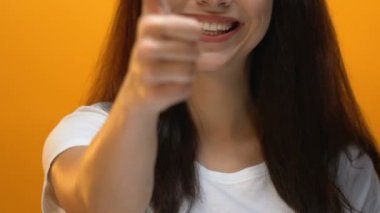 Başparmak-up jest, pozitif gösterilen mutlu gülümseyen kız düşünme, gibi yakın çekim