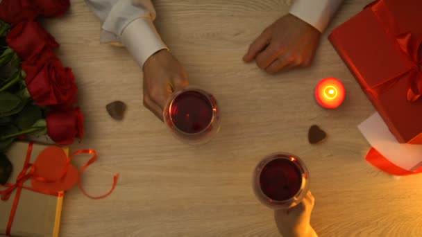 ワイン ロマンチックなカップルの素晴らしく眼鏡夜の聖バレンタインデーのトップ ビュー — ストック動画