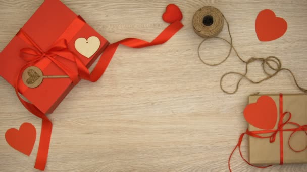 Handgjord Presentbox För Valentines Träbord Helgdagar Förberedelse Och Ovanifrån — Stockvideo
