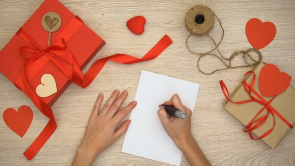Person Bemalt Herzzeichen Auf Papier Handgemachte Geschenkschachteln Auf Holzgrund — Stockvideo