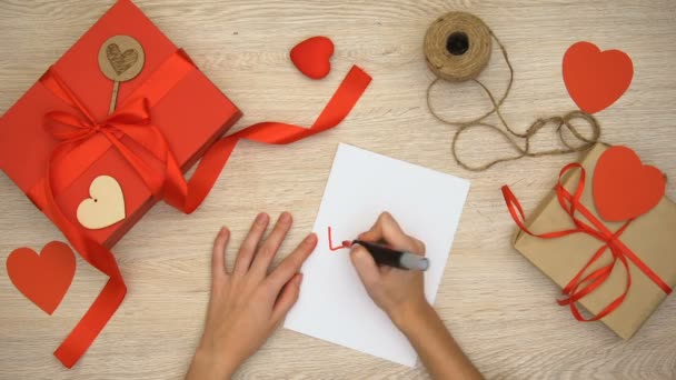 Handschreiben Liebeswort Auf Papier Basteln Von Geschenkschachteln Auf Hintergrund Valentinstag — Stockvideo