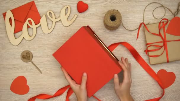 Hände Packen Valentinstag Geschenkbox Mit Herzförmigen Schokoladenbonbons Romantisch — Stockvideo