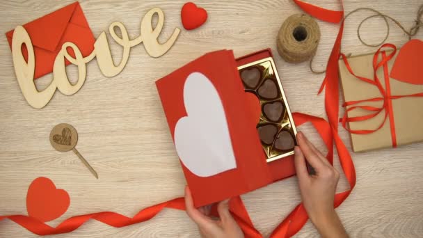 Lady Abriendo Caja Regalo San Valentín Con Caramelos Chocolate Forma — Vídeos de Stock