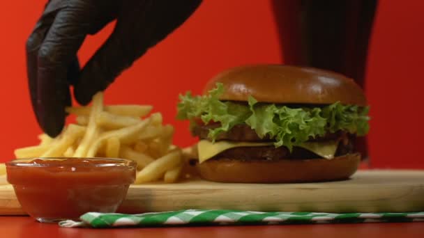 Rukou Rukavici Namáčení Hranolky Kečup Fast Food Restaurace Zblízka — Stock video