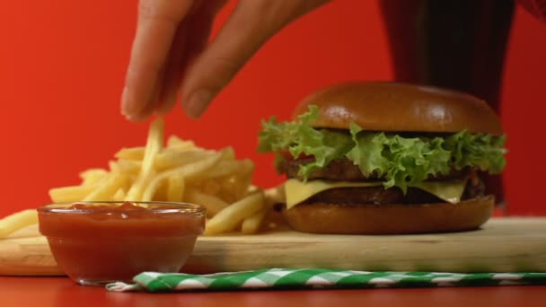 Mão Feminina Mergulhando Batatas Fritas Molho Tomate Restaurante Fast Food — Vídeo de Stock