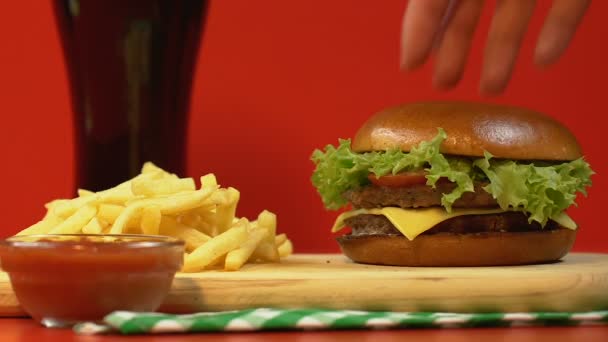 Frau Nimmt Und Beißt Burger Fast Food Café Ungesundes Essen — Stockvideo