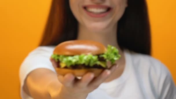 Jovem Sorridente Senhora Propondo Delicioso Hambúrguer Restaurante Fast Food Close — Vídeo de Stock