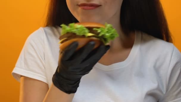 Fast Food Restaurant Kunde Zeigt Burger Die Kamera Leckeres Ungesundes — Stockvideo