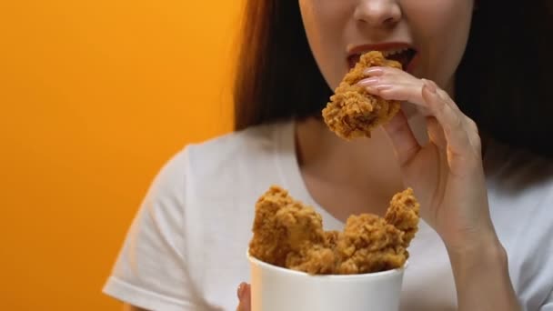 Ευτυχισμένη Κυρία Τρώει Τραγανό Τηγανητό Κοτόπουλο Από Κουβά Φαστ Φουντ — Αρχείο Βίντεο