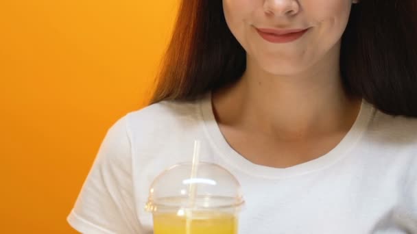 Taze Meyve Suyu Sağlıklı Yaşam Vitamin Enerji Teklif Gülümseyen Kadın — Stok video