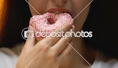 Çekici şeker bağımlısı kadın sırlı çörek, diyabet, riski yeme yakın çekim