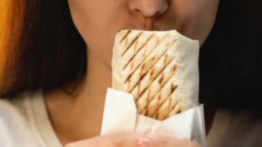 Genç kadın yemek lezzetli tavuk rulo, sağlıksız lokanta, iştah, yakın çekim