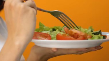 Sebze, sağlıklı beslenme ve kilo kaybı, taze salata yemek kadın yakın çekim