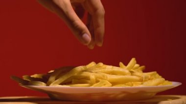 Yavaş yavaş bir parça kızarmış patates, günaha diyet, beslenme çekici kadın