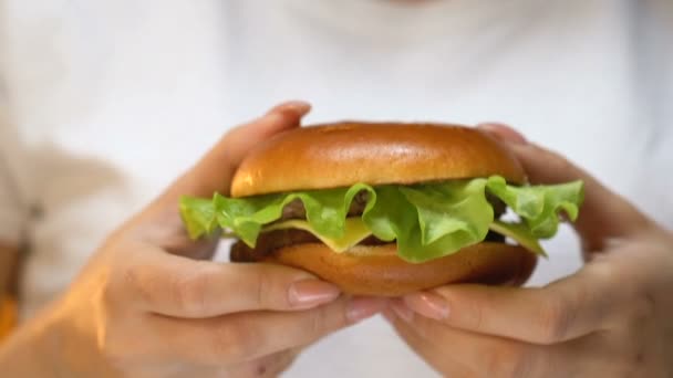 Genç Kadın Burger Kameraya Lezzetli Abur Cubur Gösterilen Yakın Çekim — Stok video