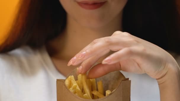 Hermosa Joven Comiendo Papas Fritas Grasosas Comida Rápida Poco Saludable — Vídeo de stock