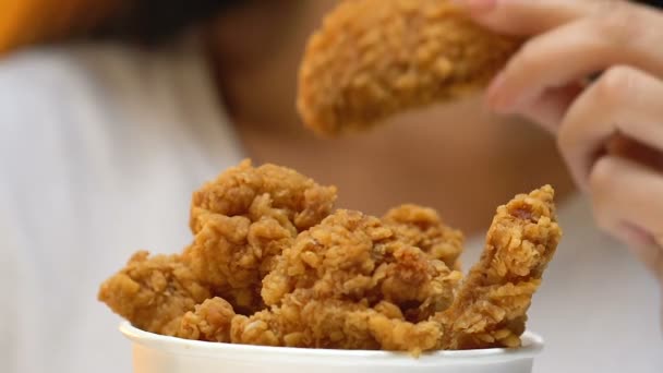 Zadowolony Młoda Kobieta Jedzenie Tłustych Chrupiącego Kurczaka Apetyt Zbliżenie — Wideo stockowe