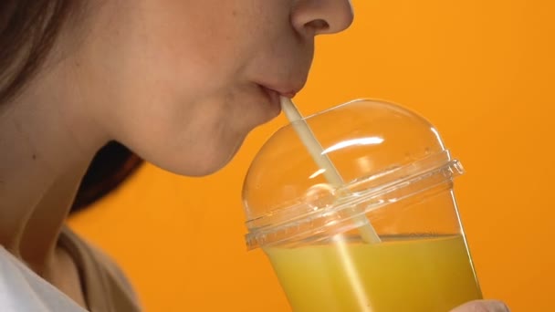 Törstig Lady Dricka Färsk Apelsinjuice Hälsosam Livsstil Detox Diet Närbild — Stockvideo