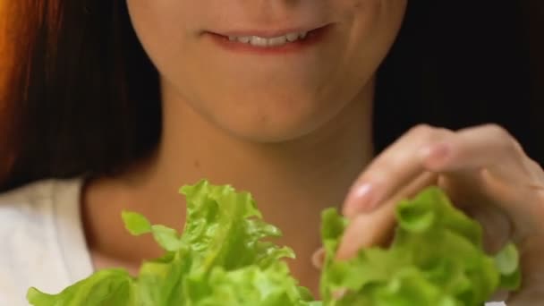 肉の食事を避けること新鮮なレタスと笑みを浮かべて 菜食主義の食事療法を食べる女 — ストック動画