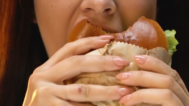 Mujer Comiendo Hamburguesa Con Asco Rechazando Comida Chatarra Malsana Cerca — Vídeos de Stock