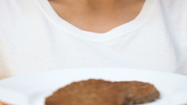 Mujer Mostrando Grasa Empanada Cámara Dieta Poco Saludable Adicción Comida — Vídeos de Stock