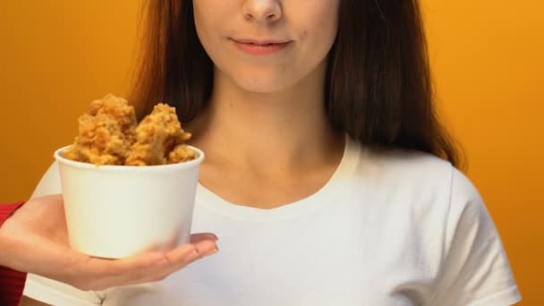 Χαρούμενη Γυναίκα Επιλέγοντας Πράσινη Σαλάτα Αντί Για Τηγανητό Κοτόπουλο Υγιεινό — Αρχείο Βίντεο