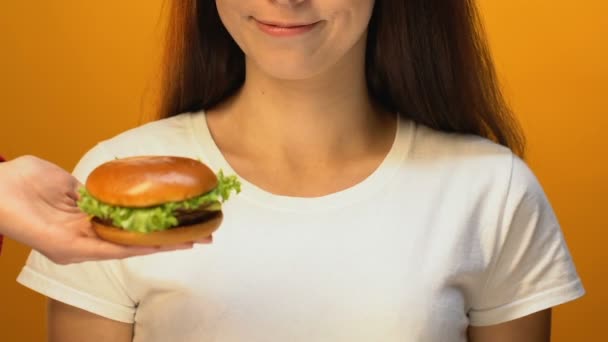Mulher Com Fome Escolhendo Hambúrguer Gorduroso Vez Salada Verde Risco — Vídeo de Stock