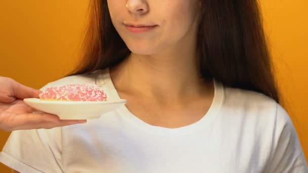 Jovencita Eligiendo Manzana Verde Lugar Donut Dulce Disfrutando Fruta Jugosa — Vídeos de Stock