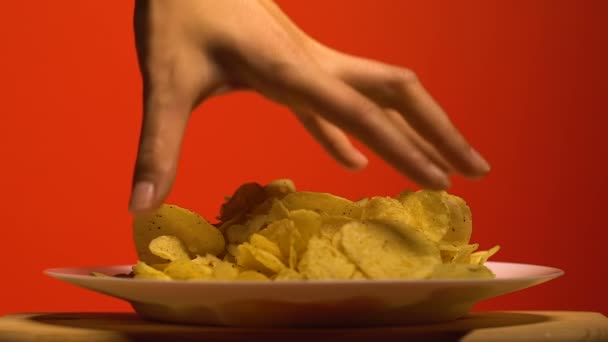 Жінки Рука Захоплює Чіпси Тарілки Домашня Вечірка Нездоровою Їжею Повільний — стокове відео
