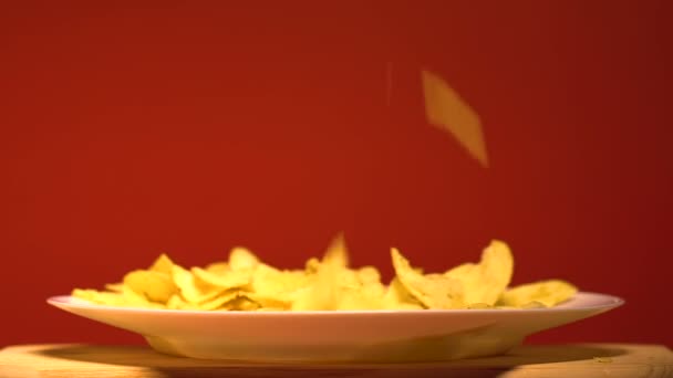 Burgonya Chips Célba Lemez Szemét Élelmiszer Ágazat Finom Egészségtelen Ételek — Stock videók