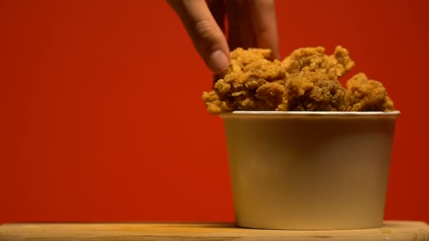 Γυναίκα Σιγά Σιγά Τραγανό Κοτόπουλο Από Πλαστικό Καλάθι Ανθυγιεινά Σνακ — Αρχείο Βίντεο