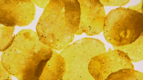 Würzige Kartoffelchips Auf Weißem Hintergrund Lebensmittel Mit Geschmacksverstärkern — Stockvideo