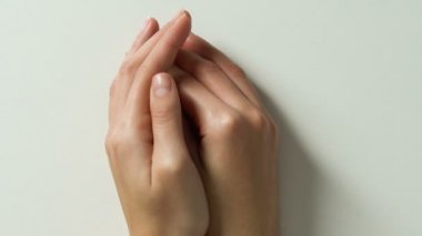 Çocuklar oyuncak kalp içinde aile sevgi ve bakım, evlat edinme ile sarılma anneler eller