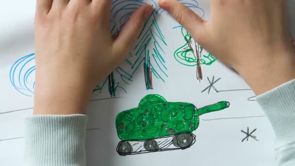 Petites Mains Enfant Déchirant Dessin Avec Réservoir Hostilités Traumatisme Psychologique — Video