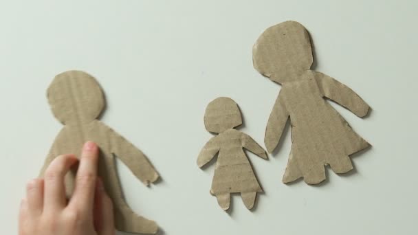 Kind Ergänzt Papierfamilie Vaterfigur Und Spielzeugherz Mangel Vaterliebe — Stockvideo