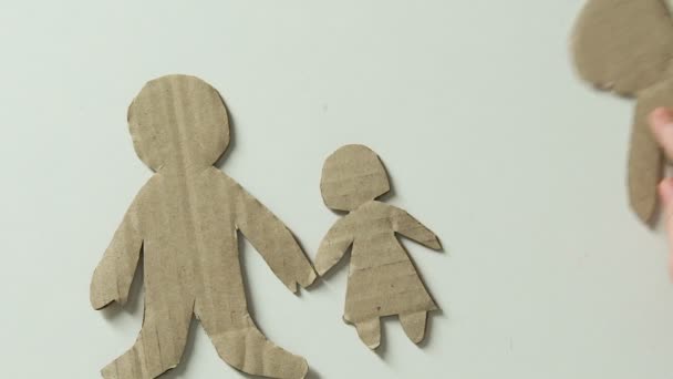 Kind Fügt Figur Der Mutter Und Spielzeugherz Papierfamilie Hinzu Die — Stockvideo
