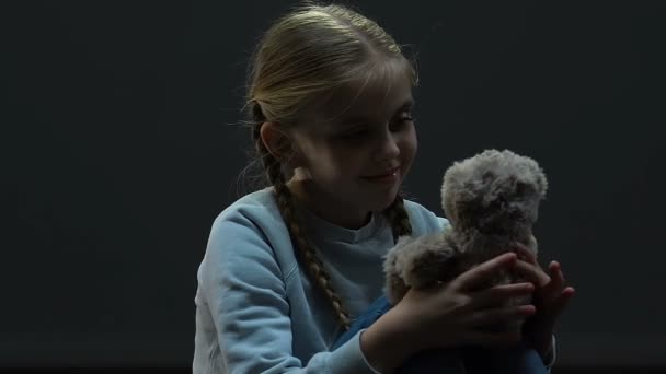 Menina Pequena Sentada Escuridão Brincando Com Urso Brinquedo Abuso Familiar — Vídeo de Stock