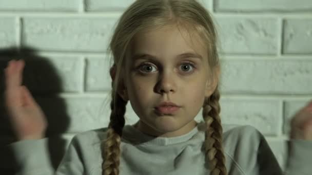 Küçük Kız Kapanış Gözleri Elleri Ile Çocuk Anne Aile Kötüye — Stok video