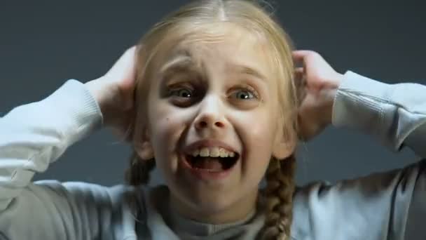 Σοκαρισμένος Κορίτσι Ουρλιάζοντας Βλέπουν Φως Αναβοσβήνει Καταστροφή Ψυχολογικό Τραύμα — Αρχείο Βίντεο