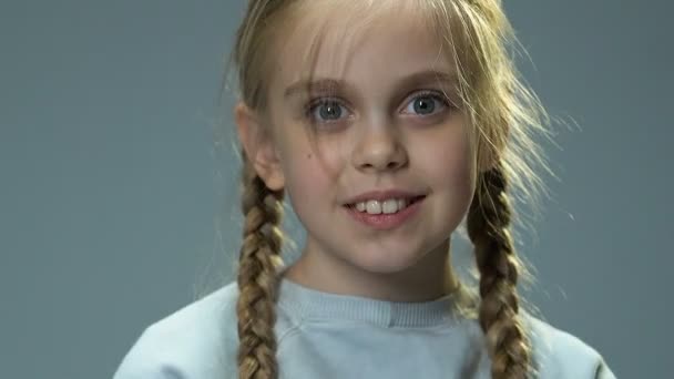 Μικρό Κορίτσι Δείχνει Στοιχεία Από Χαρτόνι Στην Κάμερα Ονειρεύεται Αγαπούν — Αρχείο Βίντεο