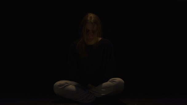 Einsame Frau Die Der Dunkelheit Sitzt Elendes Opfer Häuslicher Gewalt — Stockvideo