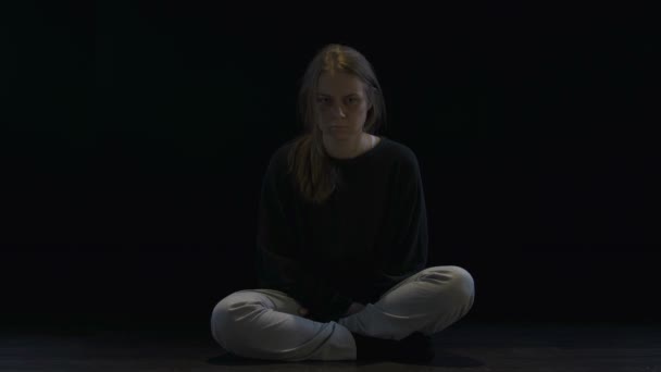 Einsame Elende Frau Die Der Dunkelheit Sitzt Und Weint Menschenrechtsverletzungen — Stockvideo