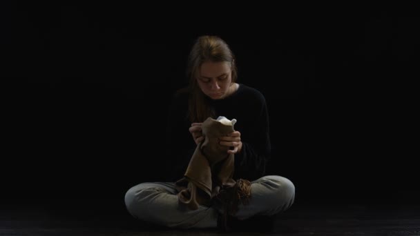 Vrouwelijke Huiselijk Geweld Slachtoffer Knuffelen Teddybeer Gelukkige Jeugdherinneringen — Stockvideo