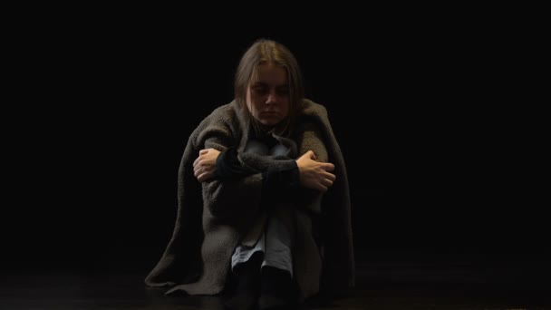 Uyuşturucu Bağımlısı Kadın Alarak Doktorlar Koruyucu Eldiven Gelecekte Umut — Stok video