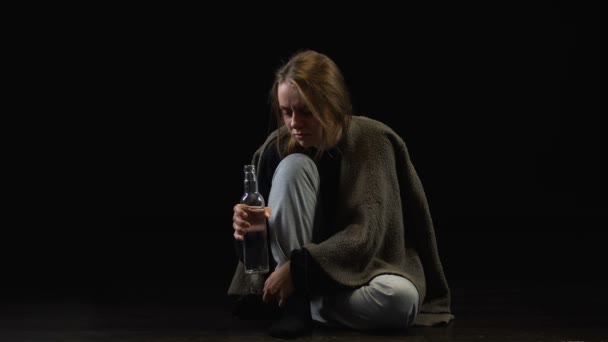 可怜的酒精上瘾的妇女喝伏特加从瓶在黑暗中 上瘾者 — 图库视频影像