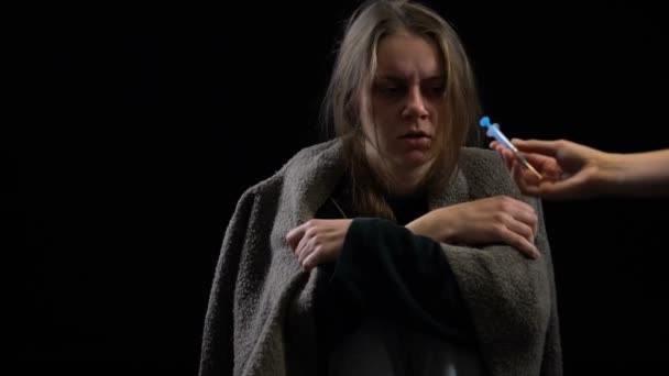 上瘾的女士拒绝注射器与剂量遭受戒断症状意志力 — 图库视频影像
